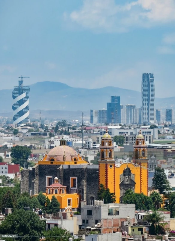 Hombre de negocios mirando hacia el futuro en Puebla